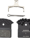 Pastillas de freno de disco Shimano J05A-RF con resorte, compuesto de resina, con placa trasera de aluminio y aletas, caja/25 pares