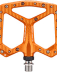Pedales Wolf Tooth Ripsaw de aluminio - Plataforma de aluminio de 9/16", color negro y naranja