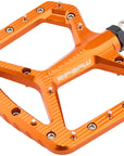 Pedales Wolf Tooth Ripsaw de aluminio - Plataforma de aluminio de 9/16", color negro y naranja