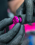 Kit de reparación de neumáticos Muc-Off Stealth Tubeless con tapones antipinchazos (montaje en el extremo del manillar, verde, par)