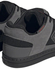 Zapatillas planas Five Ten Freerider para hombre, color gris cinco/negro/gris cuatro 9