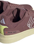 Zapatos planos de lona Five Ten Sleuth Deluxe para mujer: color carmesí tranquilo/blanco intenso/negro intenso 8