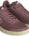 Zapatos planos de lona Five Ten Sleuth Deluxe para mujer: color carmesí tranquilo/blanco intenso/negro núcleo 7