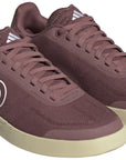 Zapatos planos de lona Five Ten Sleuth Deluxe para mujer, color carmesí tranquilo/blanco ftwr/negro núcleo 10.5
