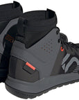Zapatillas planas Five Ten Trailcross Mid Pro para hombre, color negro/gris dos/rojo solar 11
