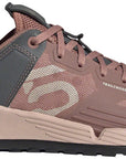 Zapatillas planas Five Ten Trailcross XT para mujer, color arcilla cálida/alúmina/topo maravilla, talla 8.5