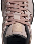 Zapatillas de lona Five Ten Freerider para mujer, color topo/arcilla cálida/gris, talla 8.5