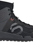 Zapatillas planas Five Ten Trailcross Mid Pro para hombre, color negro/gris dos/rojo solar 11.5