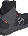 Zapatillas planas Five Ten Trailcross Mid Pro para hombre, color negro/gris dos/rojo solar 12