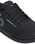 Zapatillas planas Five Ten Freerider Pro para mujer, color negro básico, blanco cristal y menta ácida 10.5