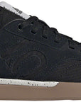 Zapatos planos Five Ten Sleuth para mujer, color negro/negro/goma, talla M2 9.5