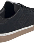Zapatos planos Five Ten Sleuth para mujer, color negro/negro/goma, talla M2 9.5