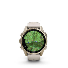 Reloj Garmin Fenix ​​8 AMOLED Zafiro de 43 mm. Color del reloj: Dorado. Correa: Gris/Arena oscura - Silicona.