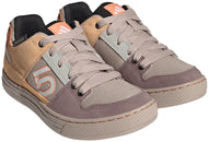 Zapatos planos Five Ten Freerider para mujer, color topo/blanco ftwr/naranja ácido 7