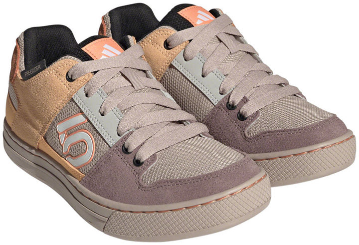 Zapatillas planas Five Ten Freerider para mujer, color topo/blanco/naranja ácido, talla 9.5