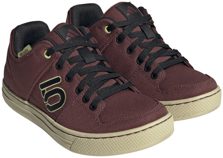 Zapatos planos de lona Five Ten Freerider para mujer, color carmesí tranquilo/lima pulso central 9