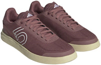 Zapatos planos de lona Five Ten Sleuth Deluxe para mujer: color carmesí tranquilo/blanco intenso/negro núcleo 9