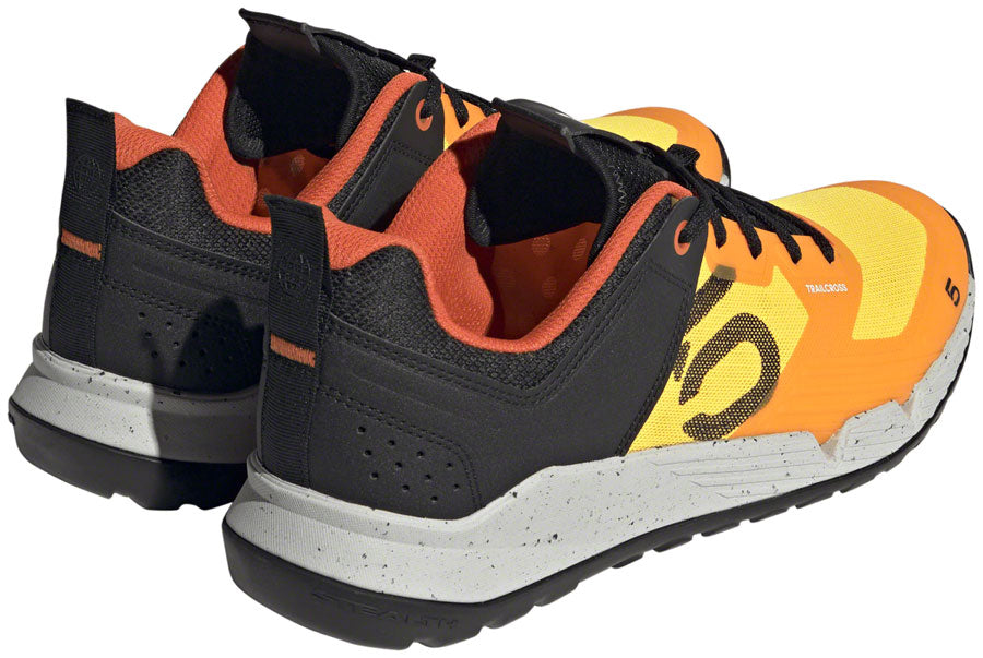 Zapatillas planas Five Ten Trailcross XT para hombre: dorado solar, negro intenso y naranja impacto 10