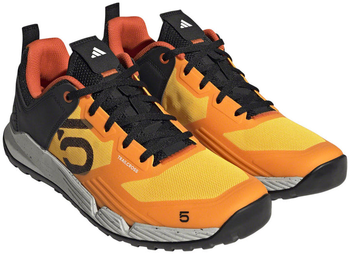 Zapatillas planas Five Ten Trailcross XT para hombre: dorado solar, negro intenso y naranja impacto 9
