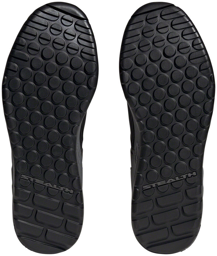 Zapatillas planas Five Ten Trailcross Mid Pro para hombre, color negro/gris dos/rojo solar 12