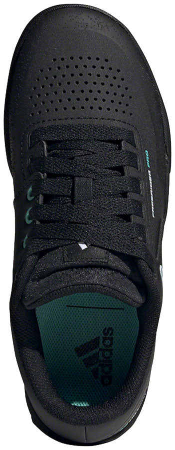 Zapatillas planas Five Ten Freerider Pro para mujer, color negro básico, blanco cristal y menta ácida 10.5
