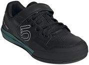 Zapatillas de ciclismo Five Ten Hellcat Mountain sin clip para mujer en negro intenso, blanco cristal y esmeralda 9