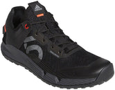 Zapatillas planas Five Ten Trailcross LT para hombre, color negro básico, gris dos y rojo solar 11