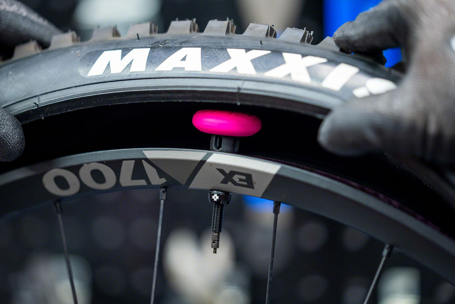 Kit de soporte para etiquetas Muc-Off Stealth Tubeless: incluye 2 válvulas Tubeless V2 de 44 mm (negro)