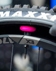 Kit de soporte para etiquetas Muc-Off Stealth Tubeless: incluye 2 válvulas Tubeless V2 de 44 mm (negro)